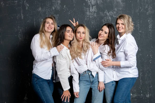 Jeunes Femmes Séduisantes Chemises Blanches Jeans Posant Studio — Photo