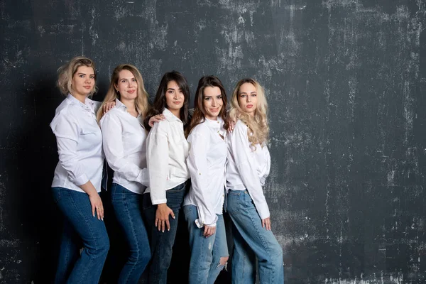 Young Attractive Women White Shirts Jeans Posing Studio — Stockfoto