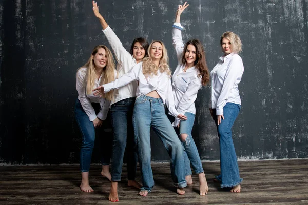 Jeunes Femmes Séduisantes Chemises Blanches Jeans Posant Studio — Photo