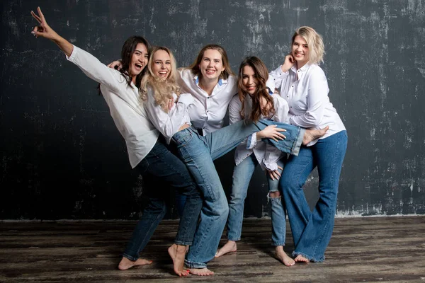Jonge Aantrekkelijke Vrouwen Witte Shirts Jeans Poseren Studio — Stockfoto
