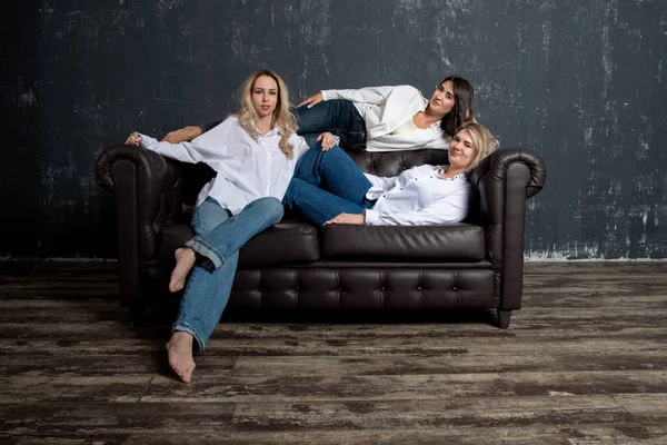 Beautiful Women Posing Sofa — Stockfoto