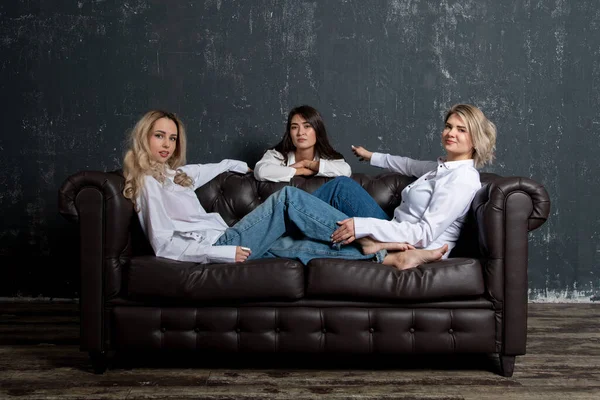 Schöne Frauen Posieren Auf Einem Sofa — Stockfoto