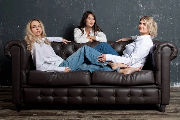 Beautiful Women Posing Sofa — Foto de Stock