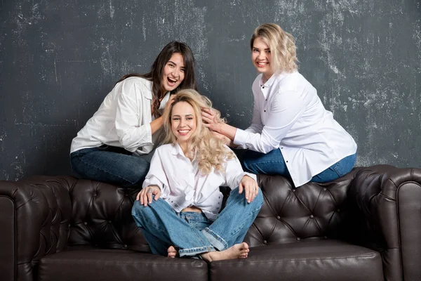 Beautiful Women Posing Sofa — Stockfoto