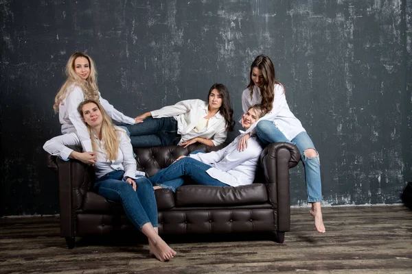 Group Portrait Five Attractive Caucasian Women Wearing White Shirts Jeans — Foto de Stock