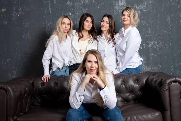 Skupinový Portrét Pěti Atraktivních Bělošek Bílých Košilích Džínách Pózujících Pohovce — Stock fotografie