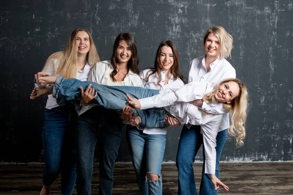 Jonge Aantrekkelijke Vrouwen Witte Shirts Jeans Poseren Studio Stockafbeelding