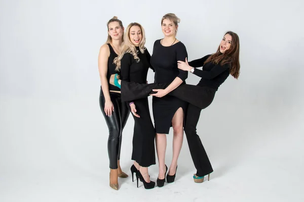Schwestern Posieren Studio Schwarzen Kleidern Vor Weißem Hintergrund Mädchen Lächeln lizenzfreie Stockfotos