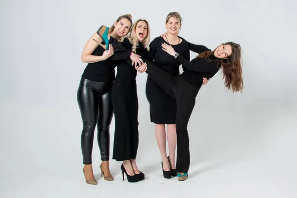 Schwestern Posieren Studio Schwarzen Kleidern Vor Weißem Hintergrund Mädchen Lächeln Stockbild