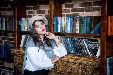 Kitapları olan genç bir kadın. 