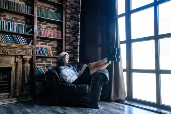 Retrato Una Mujer Con Boina Sentada Una Silla Con Libros —  Fotos de Stock