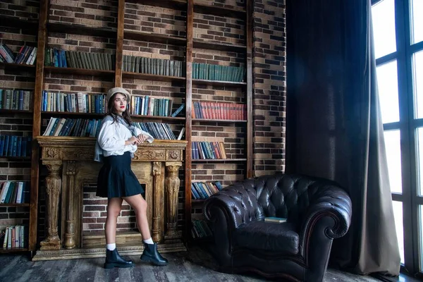 Young Attractive Girl Standing Bookshelf — Zdjęcie stockowe