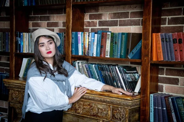 Mujer Joven Una Biblioteca Con Libros — Foto de Stock