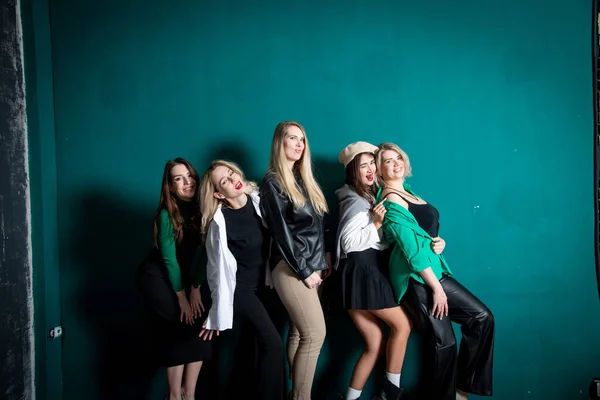 Junge Attraktive Frauen Posieren Studio Stockfoto