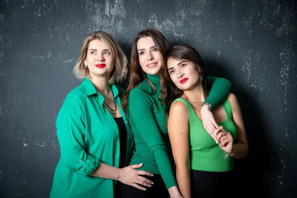 Mooie Jonge Vrouwen Een Groene Kleding Rechtenvrije Stockfoto's