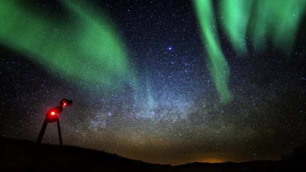 极光闪耀的绿色和银河星系望远镜环路 — 图库视频影像
