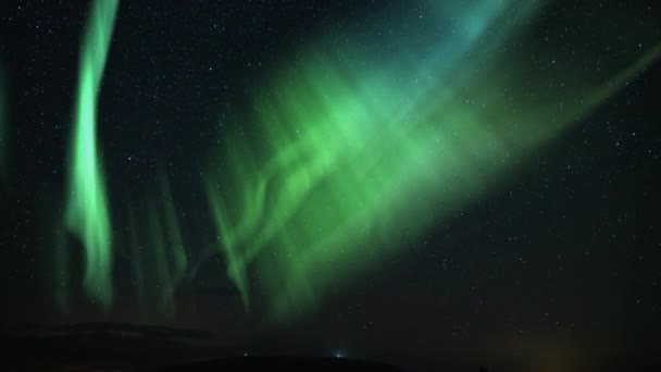 在冰山E上的极光绿和星空倾斜向上 — 图库视频影像