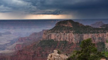 Büyük Kanyon Kuzey Rıhtımı Gök Gürültüsü Bulutları Yağan Turistler Zaman Akımı Arizona 'da ABD