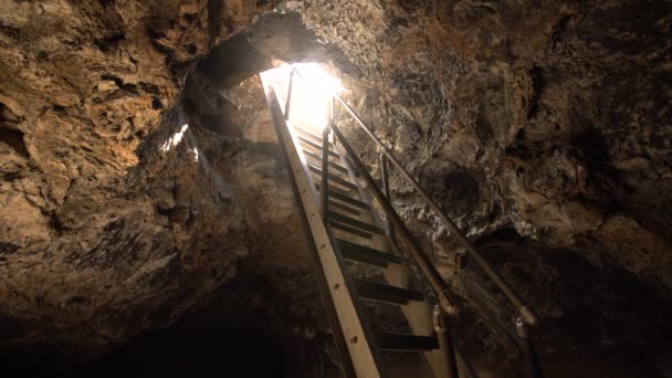 Golden Dome Cave Entree Man Klimmen Naar Beneden Lava Bedden — Stockvideo