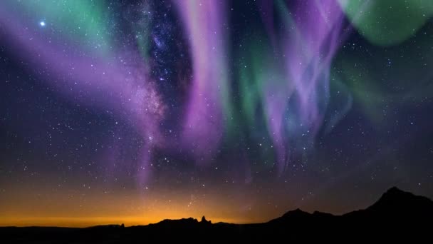 Aurora Λαμπερό Πορφυρό Πράσινο Και Γαλαξία Μας Horizon Στη Νοτιοδυτική — Αρχείο Βίντεο