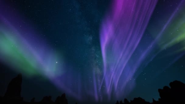 Trona尖塔上方14Mm倾斜的极光紫绿色和银河星系 — 图库视频影像