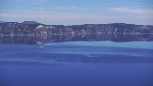 美国俄勒冈州和平时刻的火山湖反思 — 图库视频影像