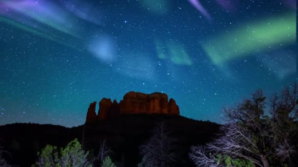 美国亚利桑那州大教堂岩石Sedona太阳风暴绿与银河系时光飞逝的镜头 — 图库视频影像