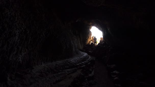 Солнечный Пещерный Входной Человек Входит Лавовые Кровати Национальный Памятник Калифорнии — стоковое видео