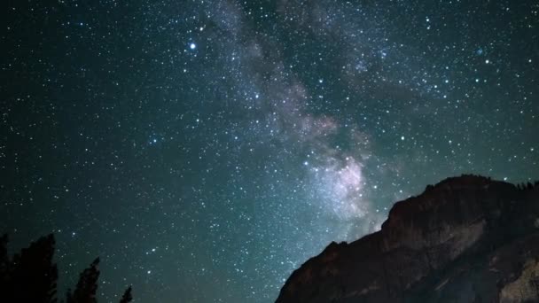 ヨセミテ国立公園ミルキーウェイギャラクシー カレービレッジパンラシエラネバダ山脈から氷河ポイント上部 カリフォルニア州 アメリカ合衆国 — ストック動画