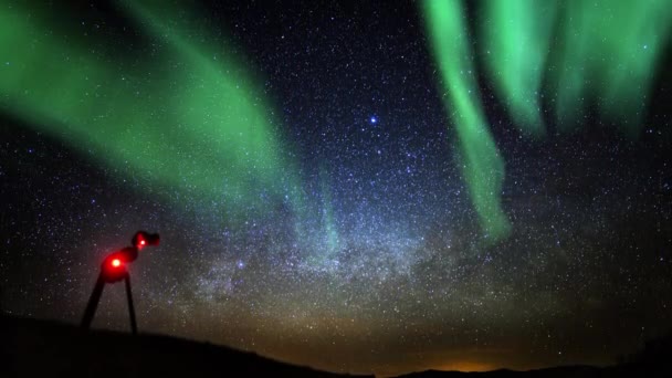 Aurora Grön Och Vintergatan Galaxy Telescope Tilt — Stockvideo