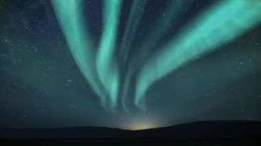 Aurora ve Samanyolu Galaksisi Göksel Dans Kanyonu Döngüsü