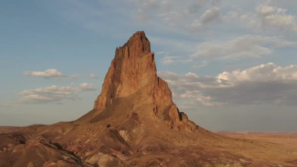Monument Valley Agathla Peak Sunset Aerial Shot Rotar Southwest Desert — Vídeos de Stock