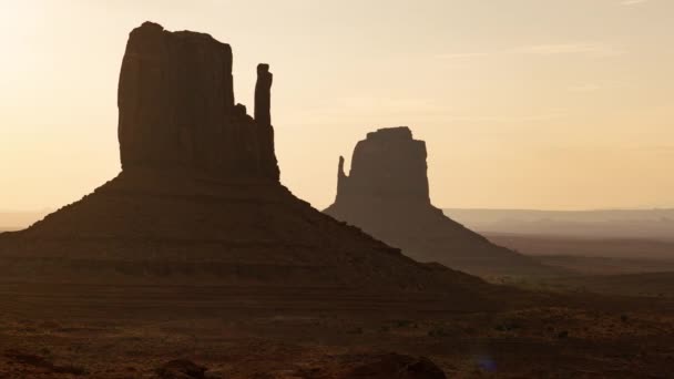 Monument Valley West Und East Mitten Butte Sunrise Zeitraffer Pan — Stockvideo