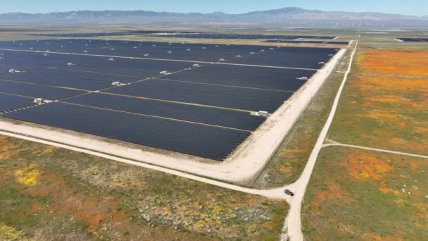 Солнечная Электростанция Долины Антилоп Калифорния Поппи Супер Блум Аэросъемка Орбиты — стоковое видео