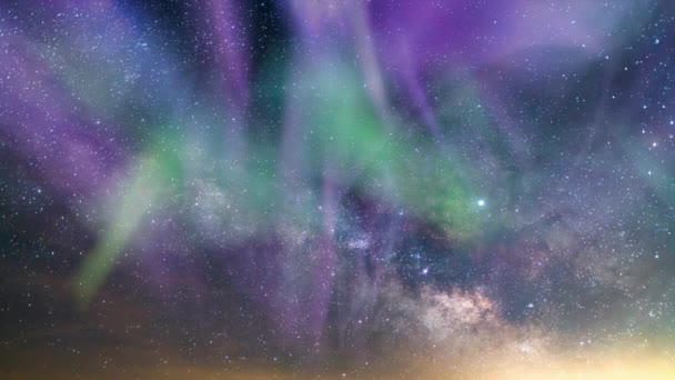 极光紫绿色和银河系环道35Mm — 图库视频影像
