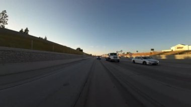 Bakersfield Otoyolu 99 Güney Günbatımı 01 Arka Görünüm Sürücü Plakası Kaliforniya ABD Ultra Geniş Geniş