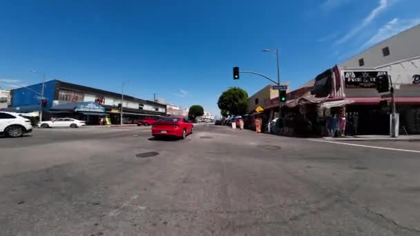 洛杉矶市中心时尚区奥运大街东行01前景在加州圣泰街驾驶牌坊 — 图库视频影像