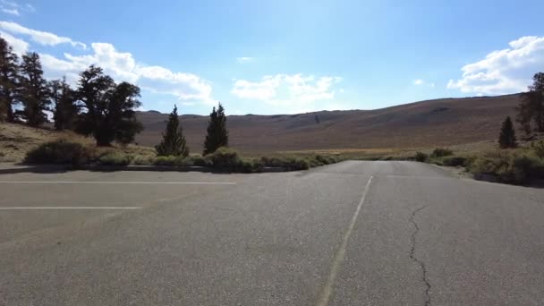 White Mountain Ancient Bristlecone Scenic Byway Westbound Front View Bezoekerscentrum — Stockvideo