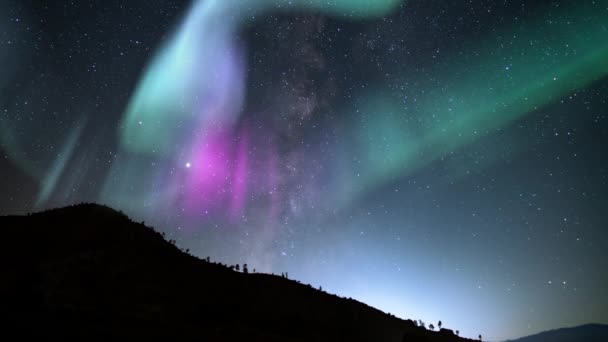 Aurora Groen Paars Melkweg Galaxy Mountains Loop 24Mm — Stockvideo