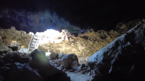 Zonlicht Thunderbolt Cave Lava Bedden National Monument California Usa — Stockvideo