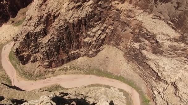 美国亚利桑那州纳瓦霍地区大峡谷东缘小科罗拉多河流域干涸河床空中射鸟的眼景倾斜 — 图库视频影像