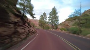 Utah, ABD 'deki Zion Ulusal Parkı' nda Carmel Dağı Otobanı boyunca araba sürüyorum..