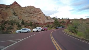 Utah, ABD 'deki Zion Ulusal Parkı' nda Carmel Dağı Otobanı boyunca araba sürüyorum..