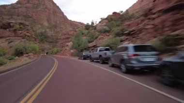 Utah, ABD 'deki Zion Ulusal Parkı' nda Carmel Dağı Otobanı boyunca araba sürüyorum..