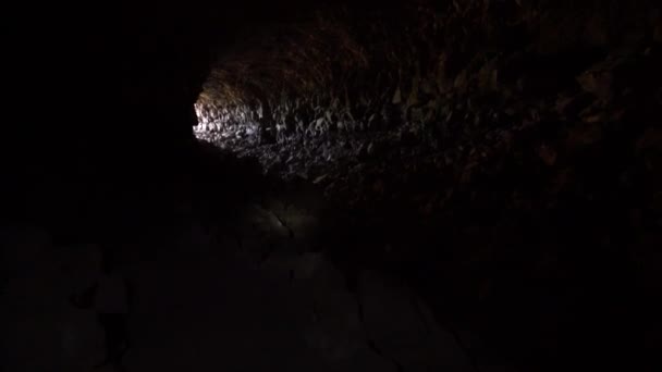 Пещера Череп Пещера Поисках Солнечного Света Лава Кровати Национальный Памятник — стоковое видео