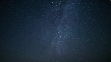 Perseid Meteor Yağmurlu Hava Işıltısı ve Samanyolu Galaksisi 24 mm Kuzey Gökyüzü Sierra Nevada Dağı üzerinde ABD Zaman Dönemi