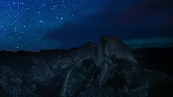 约塞米蒂国家公园银河银河从冰川点向内华达山脉倾斜 — 图库视频影像