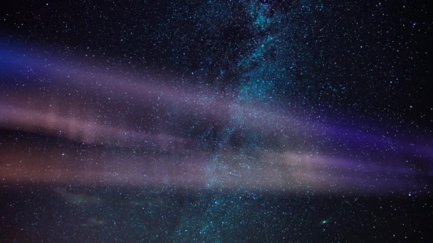 银河系和北极天空中的极光紫色环 — 图库视频影像