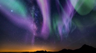 Aurora Parlak Mor Yeşil ve Samanyolu Galaksisi E Horizon Güneybatı Gökyüzü Eğiliyor