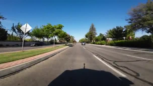南加州郊区市地方街01号前景驾驶牌照美国超级宽 — 图库视频影像